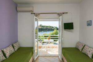 TV a/nebo společenská místnost v ubytování Kolios Seaside Apartments