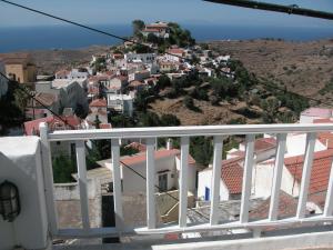 vistas a la localidad desde el balcón de una casa en 3-level doll house in Kea Ioulida/Chora, Cyclades, en Ioulida