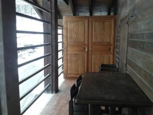 アラーニャ・ヴァルセージアにあるMansarda Monte Rosa Skiの木製の壁の客室で、テーブルと椅子が備わります。
