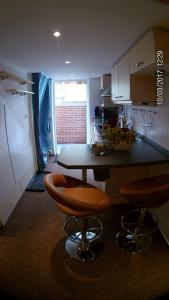 a kitchen with a counter and two stools in a room at Casa Susanne in Berlin