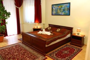 Un pat sau paturi într-o cameră la Kálmán Panzió