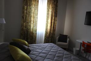 Postel nebo postele na pokoji v ubytování CASA GRAMSCI B&B