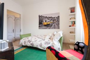 un dormitorio con una cama y un tren dentro en I Love Lisboa Apartment NEW AC en Lisboa