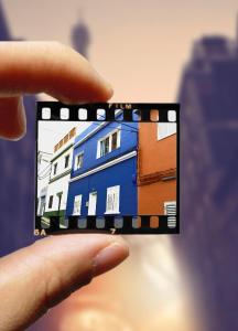 a person taking a picture of a building with their cell phone at Un Paraiso En Tenerife in Punta del Hidalgo