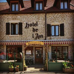 a building with a sign that reads hotel be inn at hotel de l'ain in Pont-de-Poitte