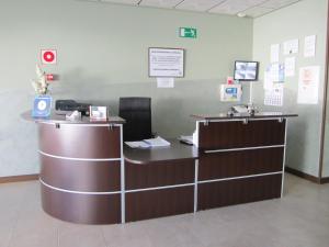 an office with a reception desk and a counter at Nuñez Tomelloso in Tomelloso