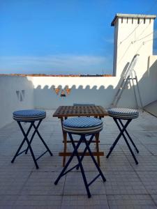 Sardoal的住宿－Casa Sardoal，天井上的野餐桌和两把椅子