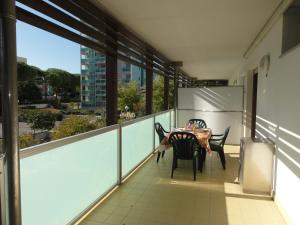 een balkon met een tafel en stoelen erop bij Albanella - Appartamenti in Bibione +8 foto's
