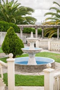 uma fonte no meio de um quintal em Casa da Quinta Nova em Valença