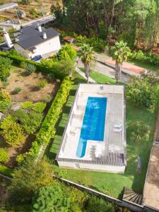 una vista aérea de una piscina en un patio en Casa da Quinta Nova en Valença