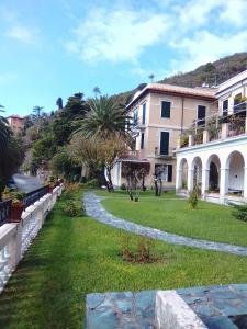 vistas a un patio con un edificio y árboles en Lorenzo Apartment en Levanto