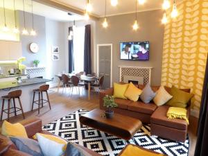 ein Wohnzimmer mit Couch und Tisch und eine Küche in der Unterkunft Claremont Apartments, Leeds City Centre in Leeds