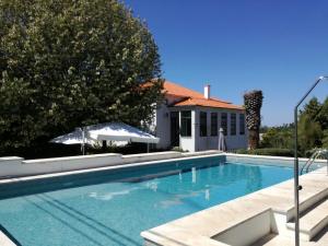 una piscina frente a una casa en Casa de Fagilde, en Canedo