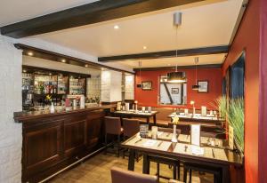 ein Restaurant mit zwei Tischen und einer Bar in der Unterkunft Hotel Gasthof Zur Post in Cuxhaven + 10 Fotos