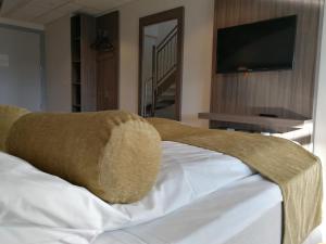 Un pat sau paturi într-o cameră la Dombås Hotel