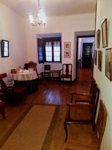 Sardoal的住宿－Casa Sardoal，一间带桌子的客厅和一间餐厅