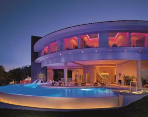 un gran edificio con piscina por la noche en Secrets Huatulco Resort & Spa, en Santa Cruz Huatulco 25 fotos más