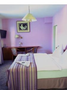 Ein Bett oder Betten in einem Zimmer der Unterkunft Hotel Am Markt