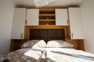 Floating Sea Houses MARINA LUX客房内的一张或多张床位