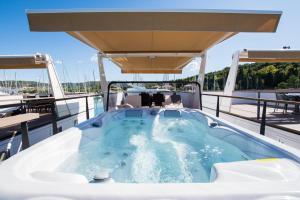 Floating Sea Houses MARINA LUX的阳台或露台