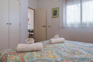 セビリアにあるDescubreHome Postigo Inner Patioのベッドルーム1室(枕2つ付)