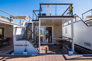 Floating Sea Houses MARINA LUX的阳台或露台