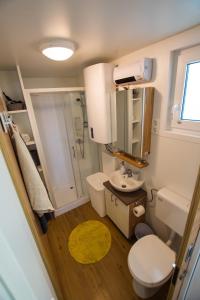波尔托罗Floating Sea Houses MARINA LUX的带厕所和淋浴的小浴室 更多37张照片