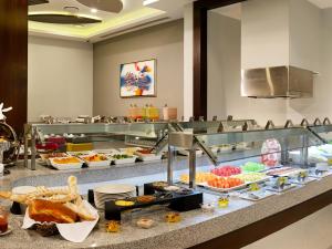 a buffet line with many different types of food at HS HOTSSON Hotel Irapuato in Irapuato