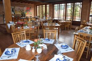 comedor con mesas y sillas de madera en Locanda Buona Fortuna, en Cotia