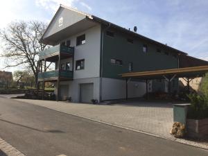 een groen en wit gebouw aan de straatkant bij Messewohnung Rehdorf in Oberasbach