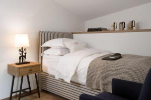 Postel nebo postele na pokoji v ubytování A-ROSA Collection Hotel Thurnher's Alpenhof