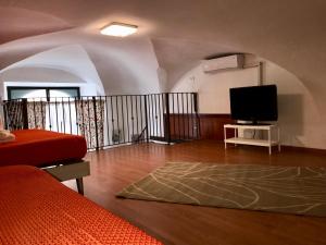 a living room with a couch and a television at Casa Kitea in Catania