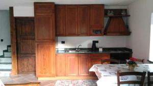 Kuchyň nebo kuchyňský kout v ubytování Maison Bellevue VDA-PERLOZ-N 0001