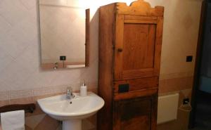 uma casa de banho com um lavatório e um espelho em Maison Bellevue VDA-PERLOZ-N 0001 em Pont-Saint-Martin