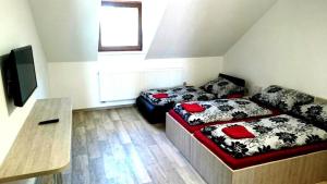 Un pat sau paturi într-o cameră la Ubytování Lužice