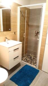 La salle de bains est pourvue d'une douche, d'un lavabo et de toilettes. dans l'établissement Ubytování Lužice, à Lužice
