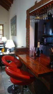 cocina con mesa de madera y 2 copas de vino en El Espinillo en Balneario Mar Azul