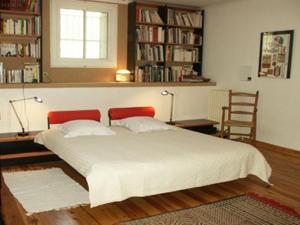 Un pat sau paturi într-o cameră la Gîtes du Mas Icard