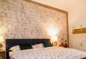 1 dormitorio con 1 cama grande y papel pintado con motivos florales en Apartment Joanneum en Graz