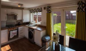 cocina con fregadero y lavavajillas en Glasgow Hampden House, en Glasgow