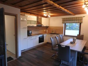 Kuchyň nebo kuchyňský kout v ubytování Ferienhaus Kristabauer