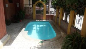 une piscine au milieu d'un immeuble dans l'établissement Apartamento Perla del Caribe, à Santa Marta