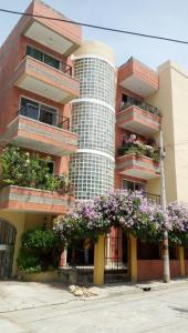 un immeuble d'appartements avec des fleurs sur les balcons dans l'établissement Apartamento Perla del Caribe, à Santa Marta