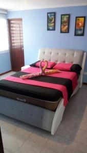 una cama con una cinta encima en Apartamento Perla del Caribe, en Santa Marta