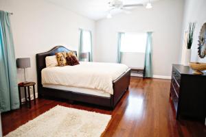 - une chambre avec un lit, une commode et une fenêtre dans l'établissement Tiki Lodge 1, à Third Crossing