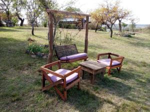 due panchine, un tavolo e un'altalena in un campo di Cabañas del Peñasco ad Alpa Corral Altre 4 foto