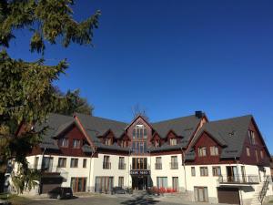 斯克拉斯卡波伦巴dask resort的黑色屋顶的白色大建筑