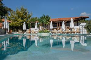 Bazén v ubytování Pyrgos Hotel nebo v jeho okolí