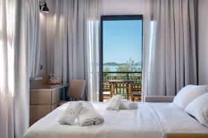 Un pat sau paturi într-o cameră la Pyrgos Hotel