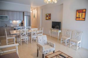 a kitchen and dining room with a table and chairs at Aperanto House Paralia Loutsas in Loutsa